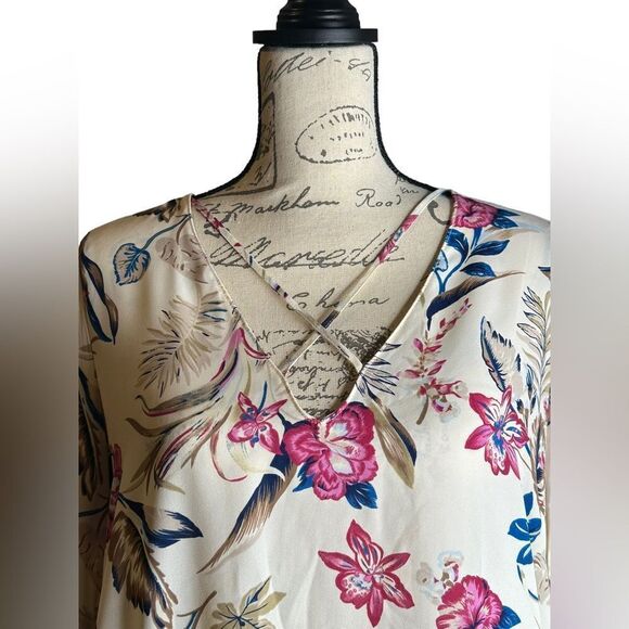 Lush size M floral long sleeves blouse.  Crisscross design in the front EUC - Picture 7 of 8
